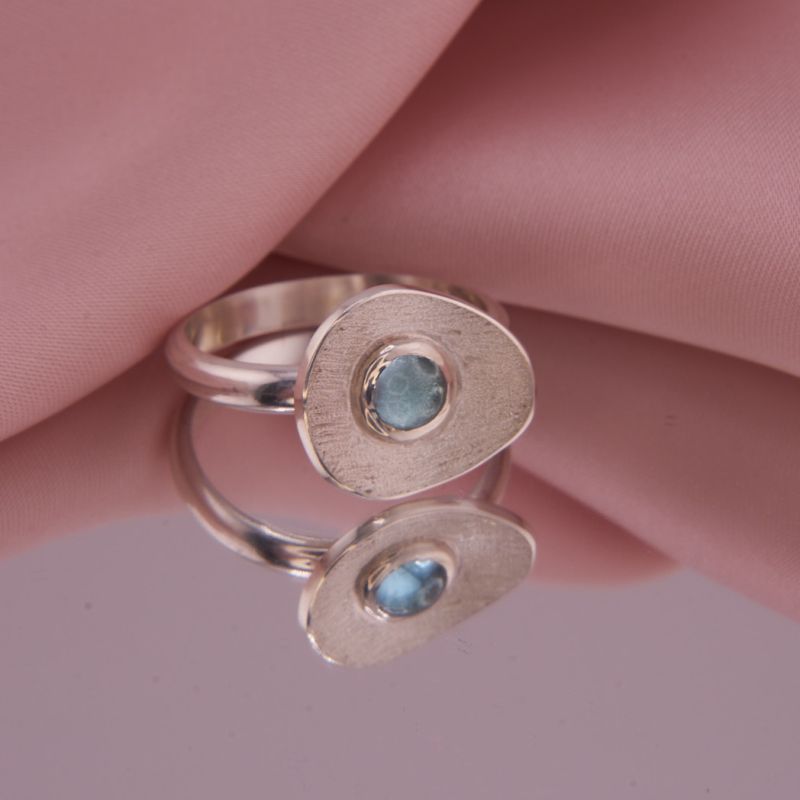 Preview: Ansicht des Isola Rings mit Fokus auf die konkave Wölbung der Silberschale und die polierte Ringschiene.